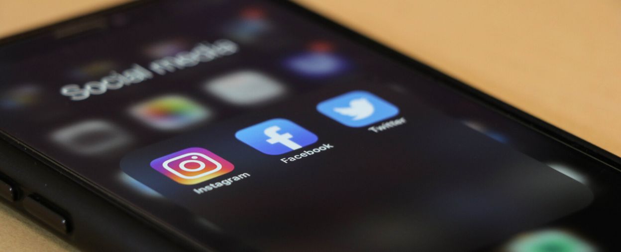 mobile phone instagram facebook twitter